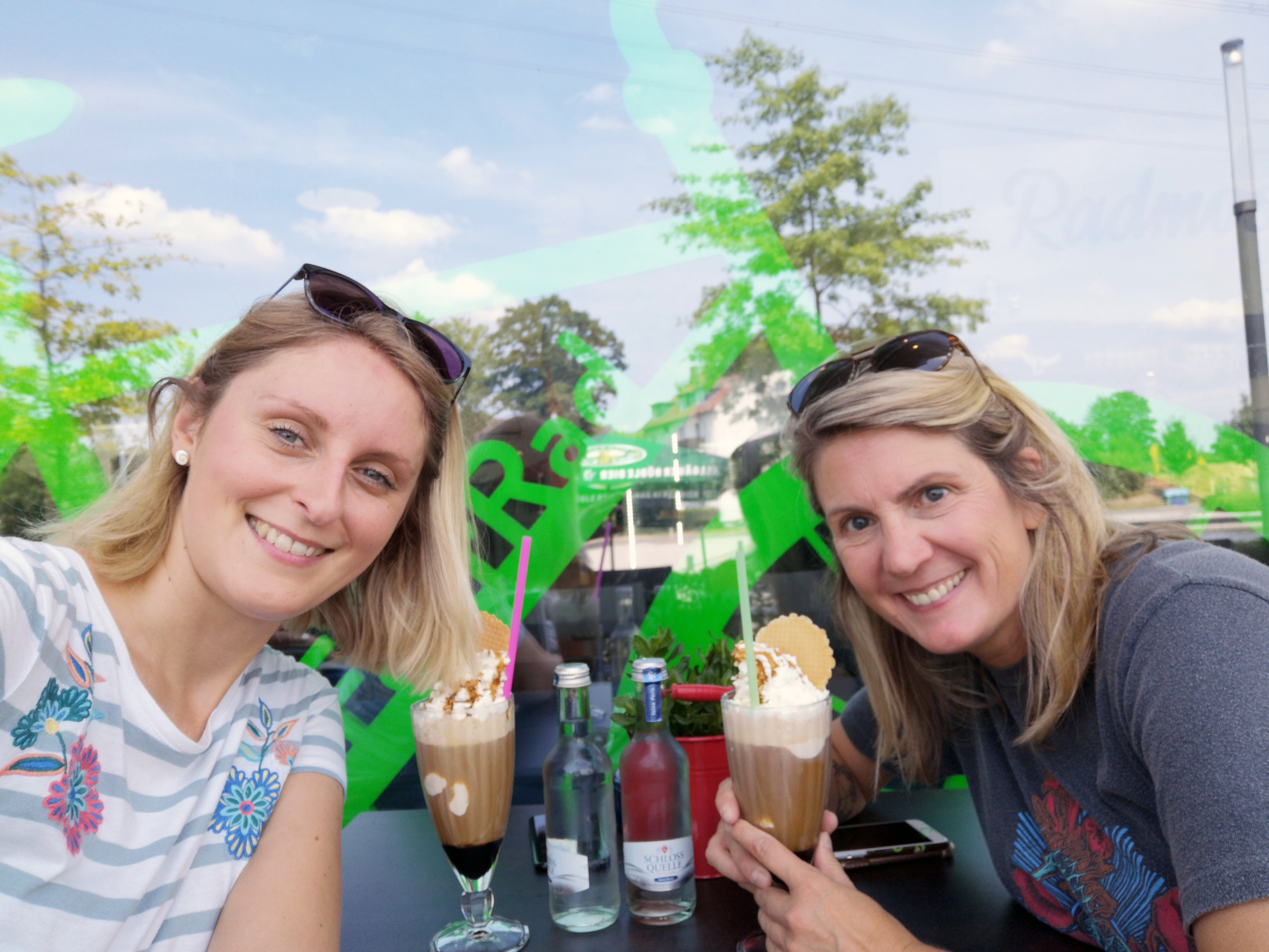 Das Bild zeigt zwei Frauen beim Eis-Kaffee auf der Terasse der Radmosphäre in Essen