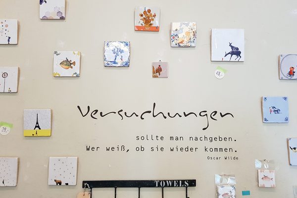 Das Foto zeigt eine dekorierte Wand im Papierwerk in Mülehim an der Ruhr