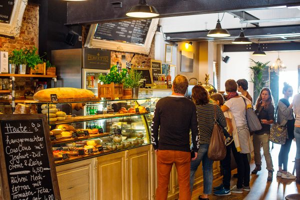 Das Foto zeigt die Theke des Café Perfetto in Mülheim an der Ruhr