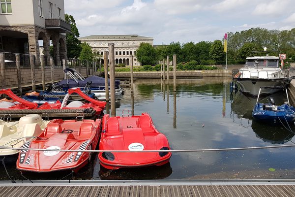 Das Foto zeigt Tretboot-Ferraris am Mülheimer Hafen