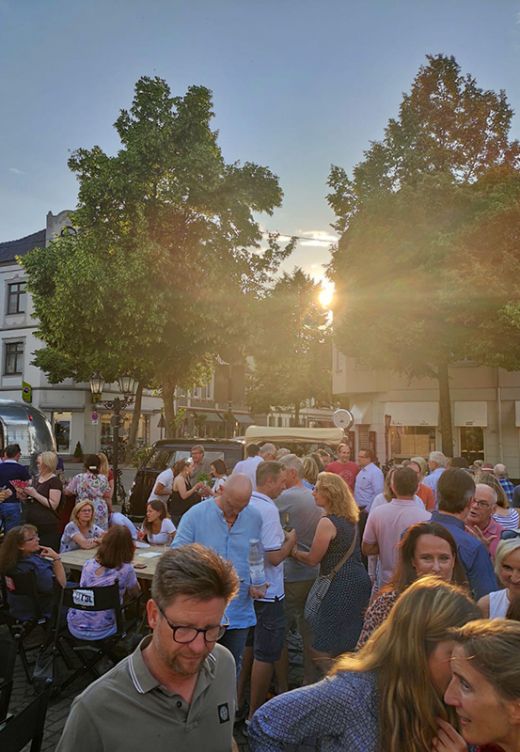 Das Foto zeigt den Feierabendmarkt auf dem Pastor-Luhr-Platz in Mülheim an der Ruhr
