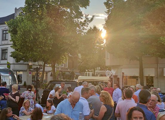 Das Foto zeigt den Feierabendmarkt auf dem Pastor-Luhr-Platz in Mülheim an der Ruhr