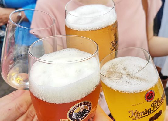 Das Foto zeigt Biergläser auf dem Feierabendmarkt in Mülheim an der Ruhr