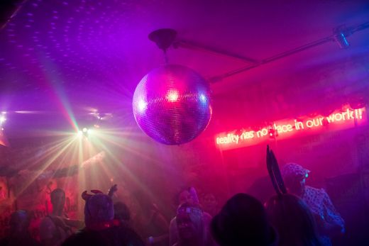 Das Foto zeigt eine Discokugel in der Marlene Bar in Dortmund
