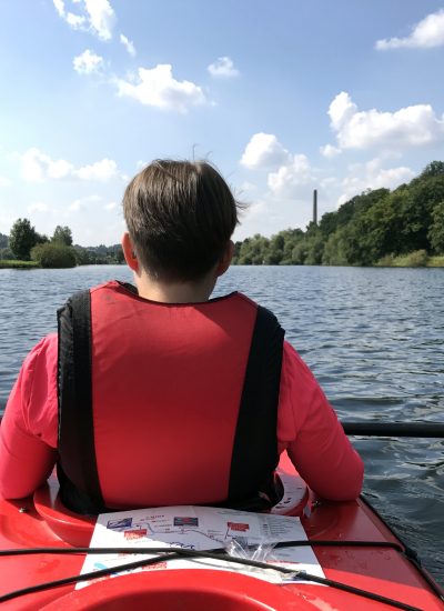 Das Foto zeigt eine Frau in einem Kajak auf der Ruhr in Hattingen