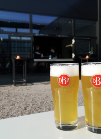 Das Foto zeigt zwei Biergläser mit Bergmann Bier an der Stehbierhalle in Dortmund