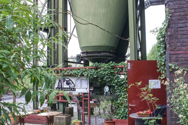 Das Foto zeigt den Außenbereich der Kokerei Cafés auf der Kokerei Zollverein