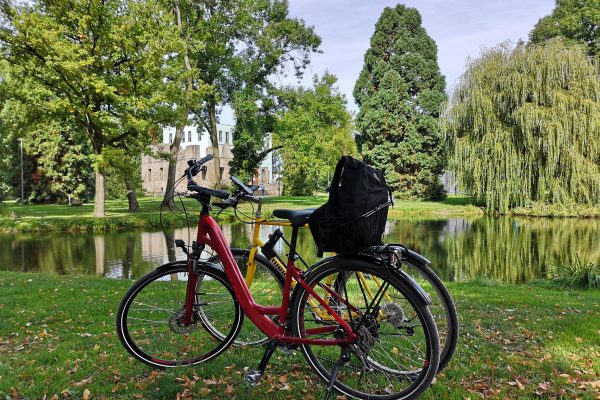 Das Bild zeigt ein Fahrrad im Schlosspark Weitmar