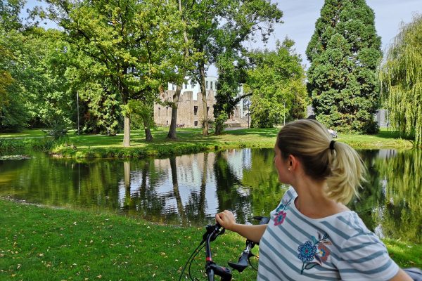 Das Bild zeigt Katalina mit eine Fahrrad im Schlosspark Weitmar