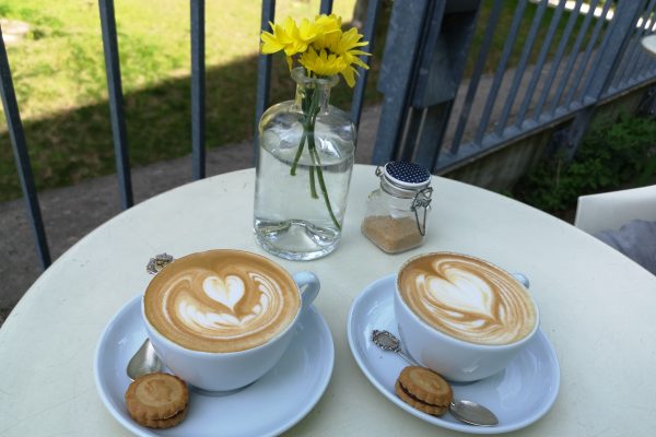 Das Bild zeigt zwei Tassen Kaffee im "Baristoteles"