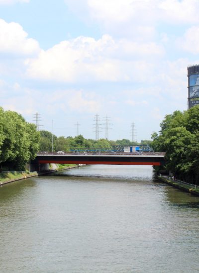 Das Foto zeigt den Rhein-Herne-Kanal und den Gasomter Oberhausen