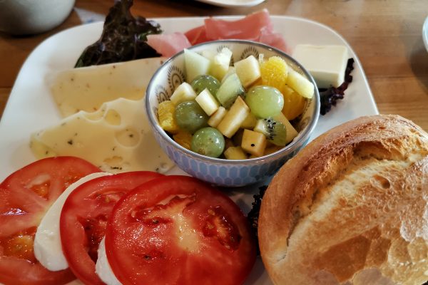 Das Bild zeigt das Frühstück in der Kaffeerösterei Oranien-Naussau