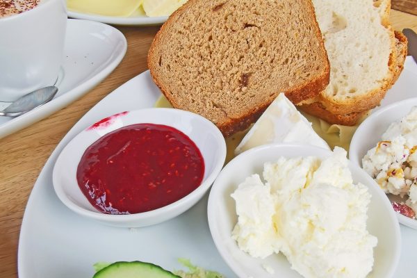 Das Bild zeigt das Frühstück im Ziegenpeter im Rheinpark