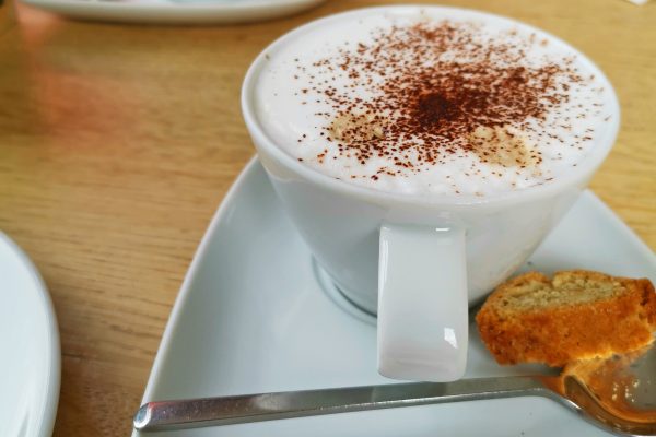 Das Bild zeigt einen Kaffee im Ziegenpeter im Rheinpark