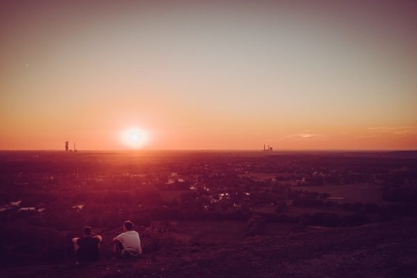 Das Foto zeigt den abendlichen Ausblick von der Halde Haniel