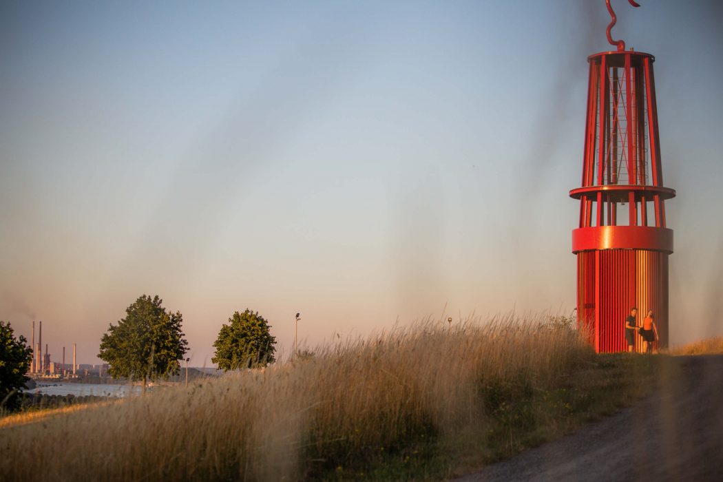 Das Bild zeigt die Halde Rheinpreussen im Abendlicht