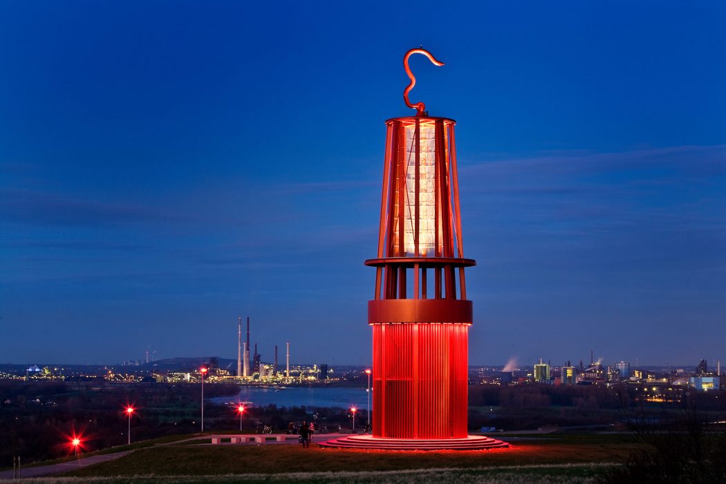 Das Bild zeigt die Halde Rheinpreußen bei Nacht