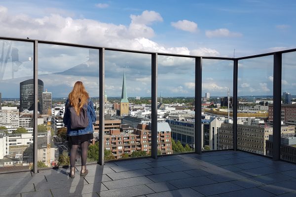 Das Foto zeigt Melissa auf dem Dach des Dortmunder U