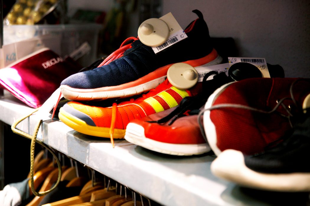 Das Foto zeigt Schuhe im Konsumreform