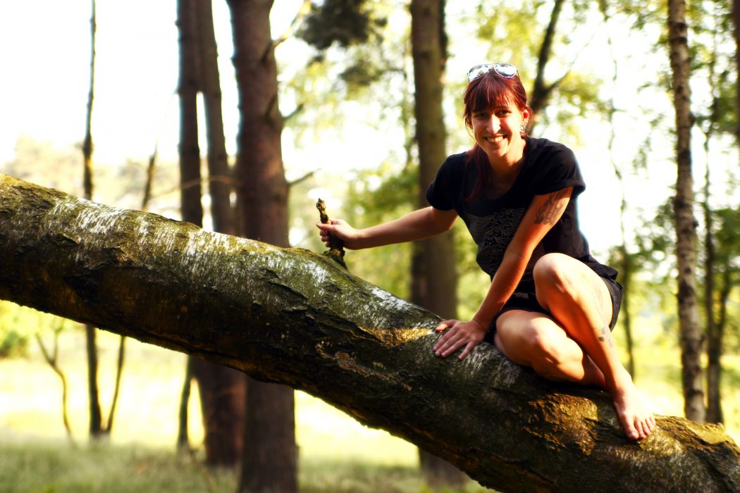 Das Foto zeigt Sarah auf der Westruper Heide