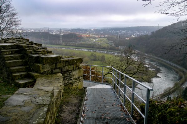 Das Bild zeigt den Ausblick von der Isenburg auf die Ruhr