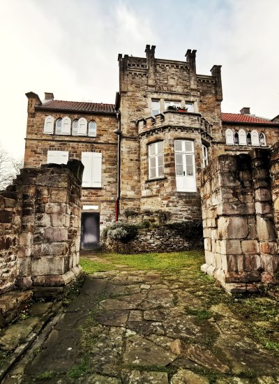 Das Bild zeig das Haus Custodis auf dem Isenberg