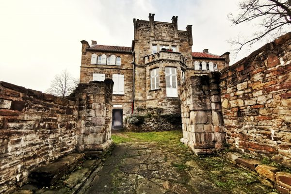 Das Bild zeig das Haus Custodis auf dem Isenberg