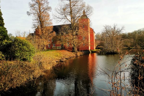 Das Bild zeigt das Schloss Bloemersheim