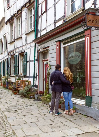 Das Bild zeigt Rebecca und ihren Freund in der Altstadt Hattingen