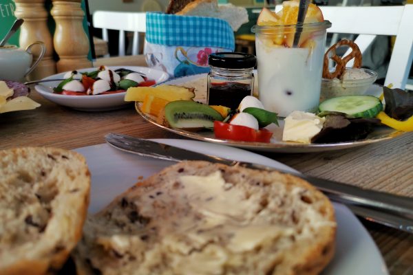 Das Bild zeigt ein Frühstück im Café Kram in Bottrop