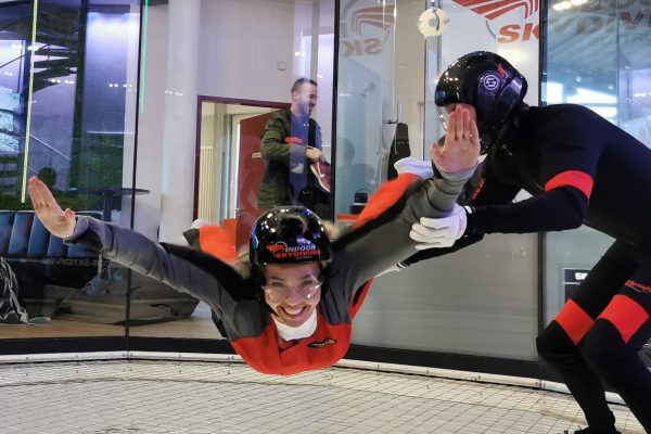 Das Bild zeigt Sandra beim Indoor Skydiving in Bottrop