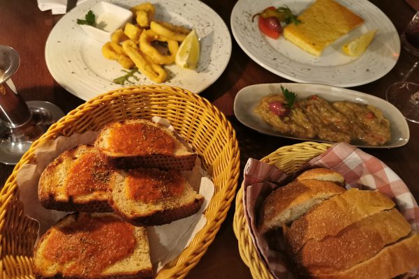 Das Bild zeigt Speisen im Restaurant Pikilia in Bottrop