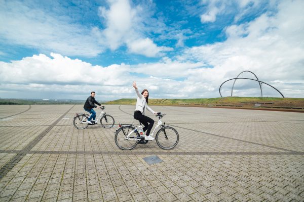 Das Fotro zeigt zwei Radfahrer auf der Halde Hoheward in Herten