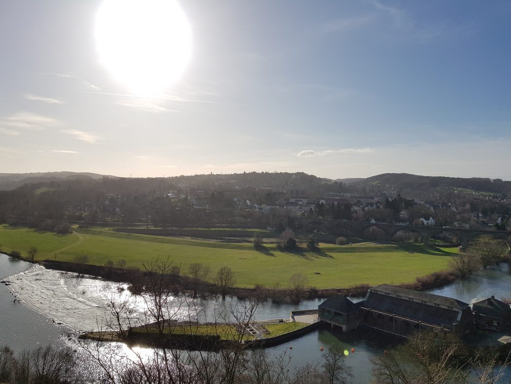 Das Bild zeigt das Wasserkraftwerk Hohenstein