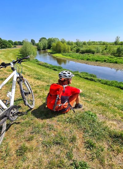 Das Foto zeigt einen Radfahrer an einem Fluss im Kreis Unna