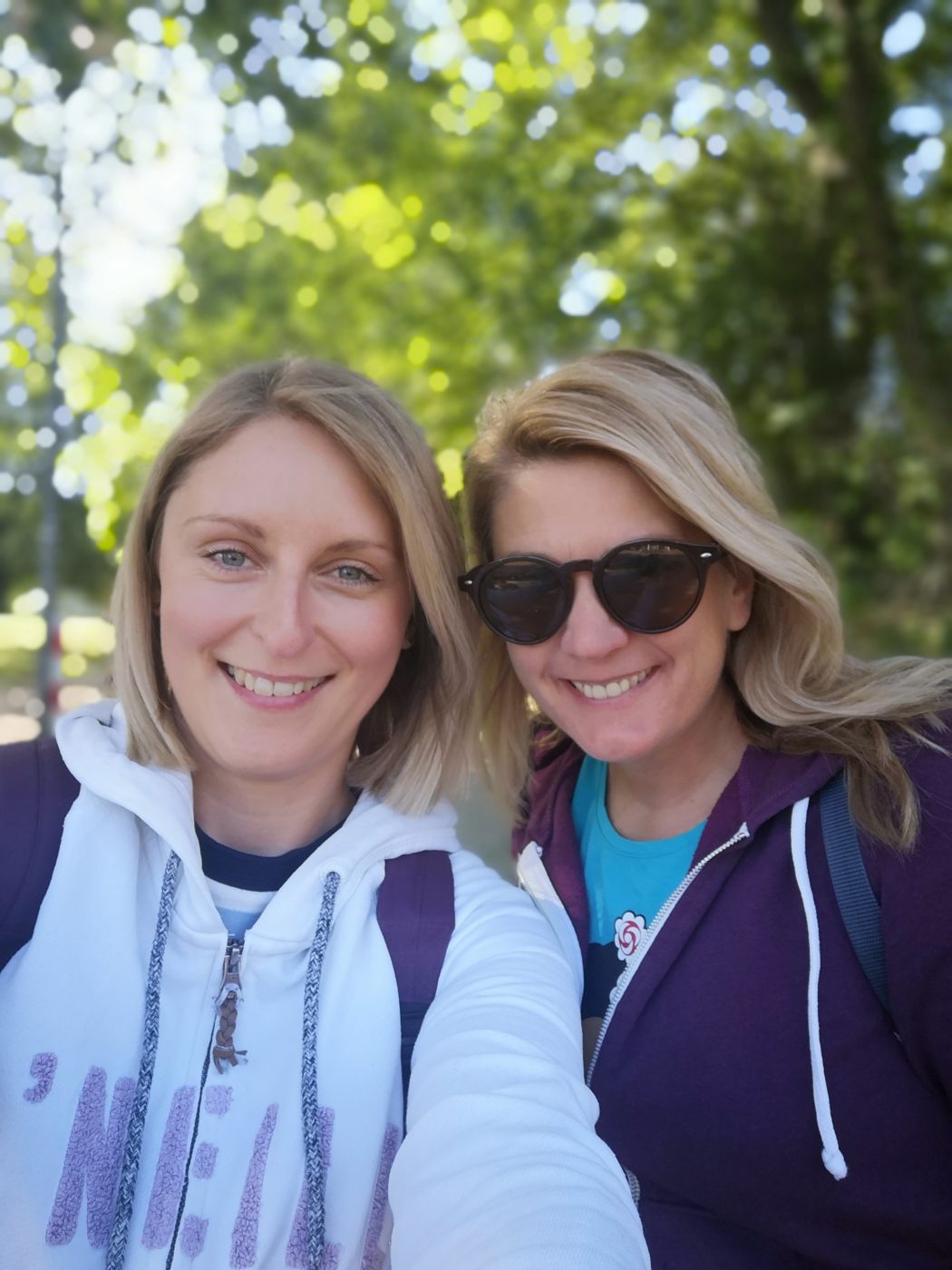 Das Bild zeigt Heike und Katalina auf ihrer Mädelswanderung.