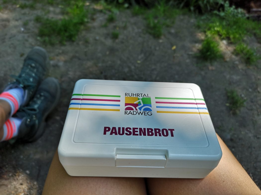 Das Bild zeigt eine Pausenbrotdose vom RuhrtalRadweg