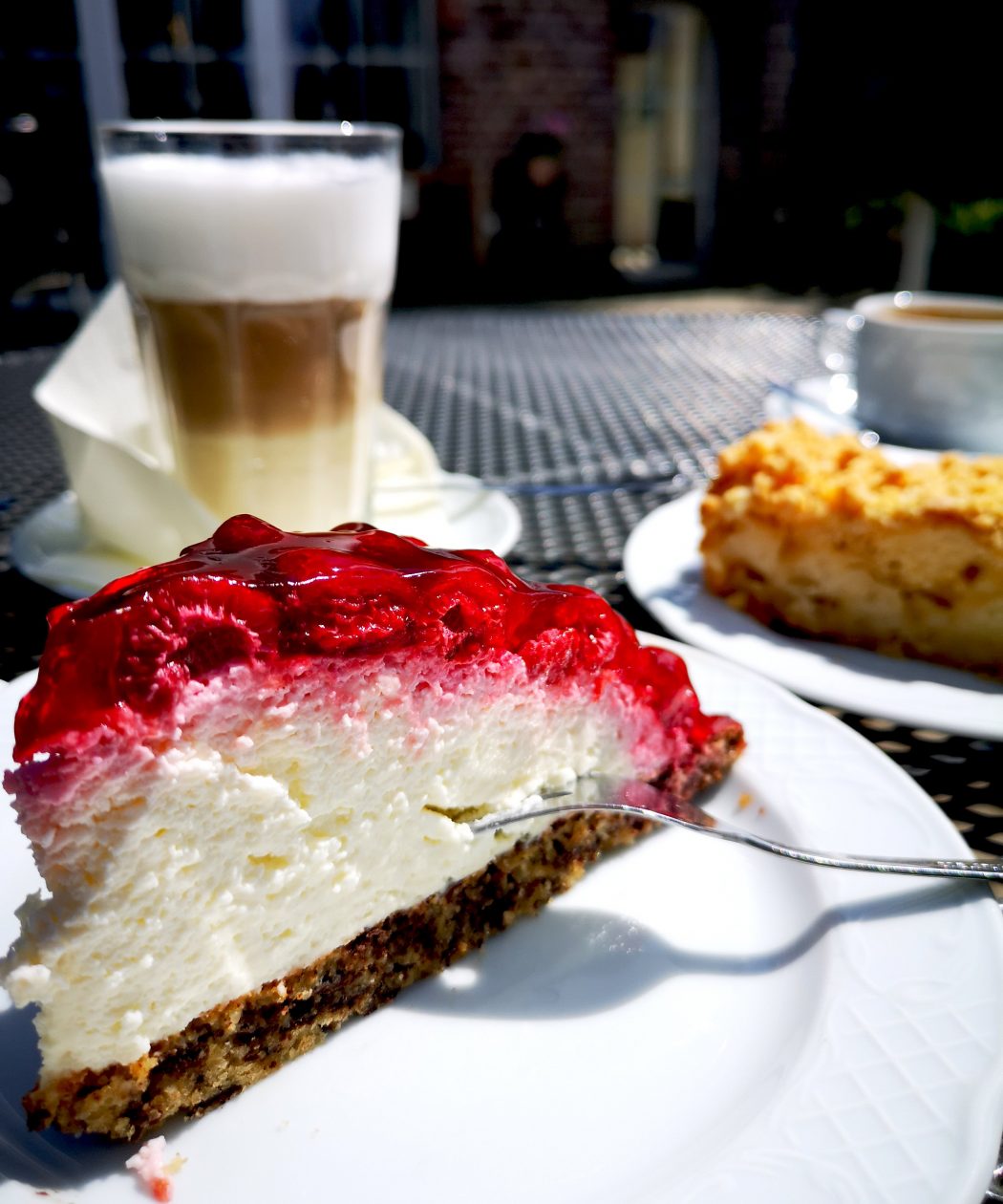 Das Bild zeigt Kaffee und Kuchen.