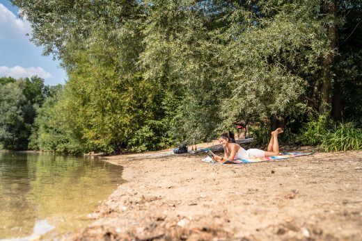 Das Bild zeigt eine Frau an der Sechs-Seen-Platte in Duisburg