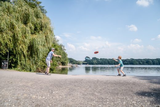 Das Bild zeigt einen Vater und seinen Sohn an der Sechs-Seen-Platte in Duisburg