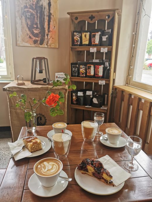 Das Foto zeigt Kaffee und Kuchen im Bebuna