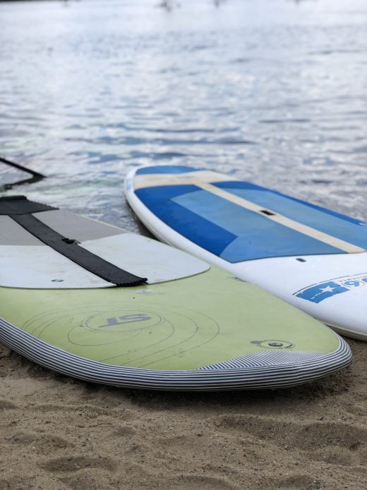 Das Bild zeigt Boards zum Stand Up Paddling