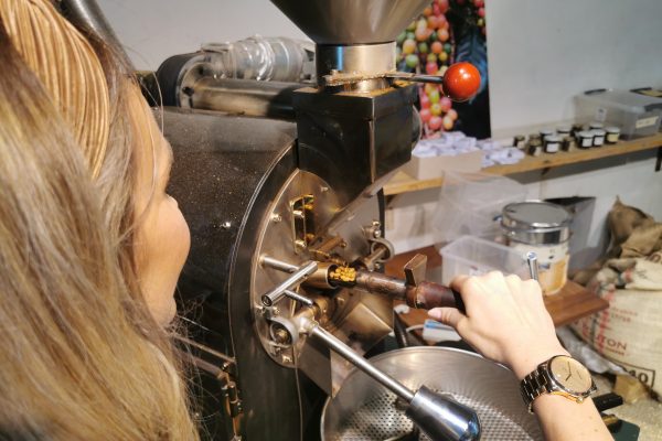 Das Foto zeigt Sandra beim der Kontrolle des aktuellen Kaffee-Röstgrads im Bebuna in Hamm