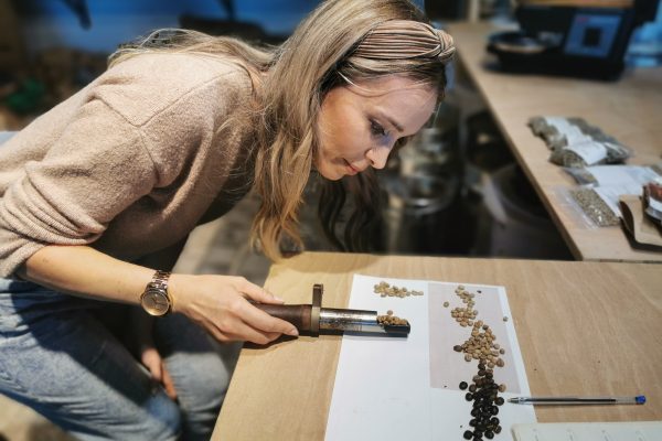 Das Foto zeigt Sandra beim der Kontrolle des aktuellen Kaffee-Röstgrads im Bebuna in Hamm