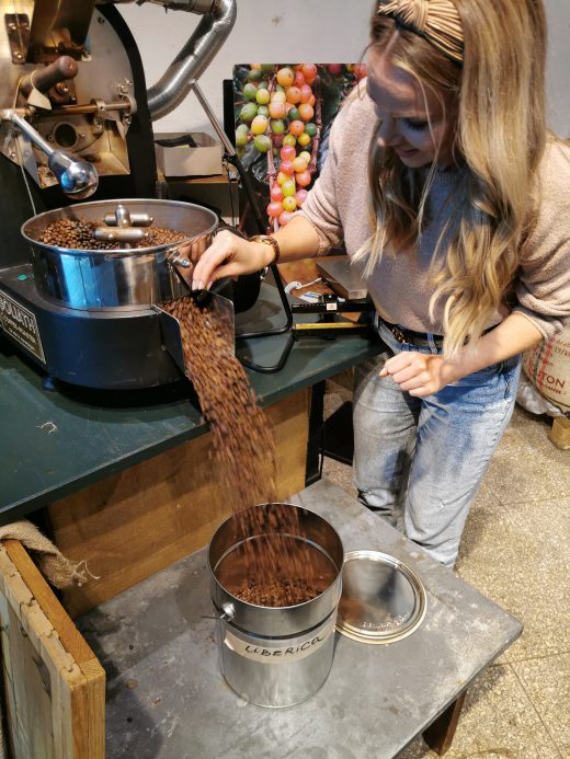 Das Foto zeigt Sandra beim Abfüllen ihrer eigens gerösteten Kaffeebohnen