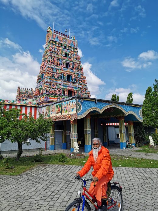 Das Foto zeigt den tamilischen Priester Siva Sri Arumugam Paskarakurukkal am Hindutempel in Hamm