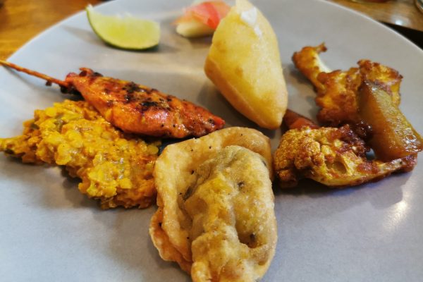 Das Foto zeigt den Vorspeisenteller mit u.a. Pakora, Samosa und Naan im Maharani in Hamm