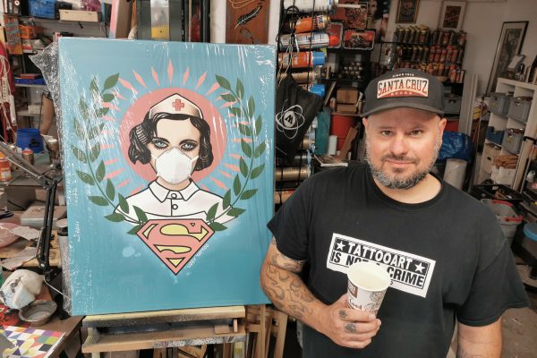 Das Foto zeigt Kai Wohlgemuth mit seinem berühmten Corona-Kunstwerk - der Super-Nurse