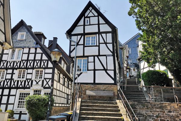 Das Foto zeigt die Altstadt mit Fachwerkhäusern in Essen-Kettwig