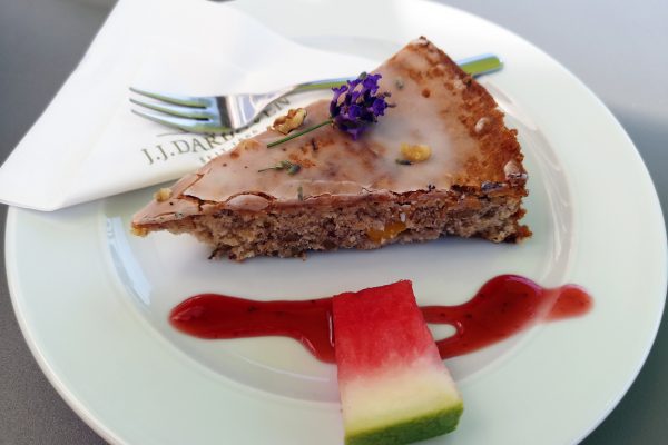 Das Foto zeigt die Lavendel Tarte im Lavendel im Brückencafe